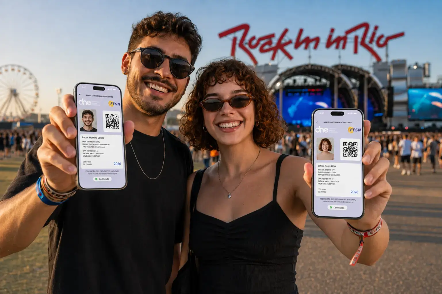Duas pessoas mostrando a CIE digital no celular diante da Cidade do Rock