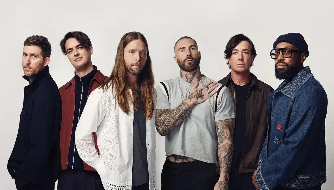 Os seis integrantes do Maroon 5 em fotografia editorial