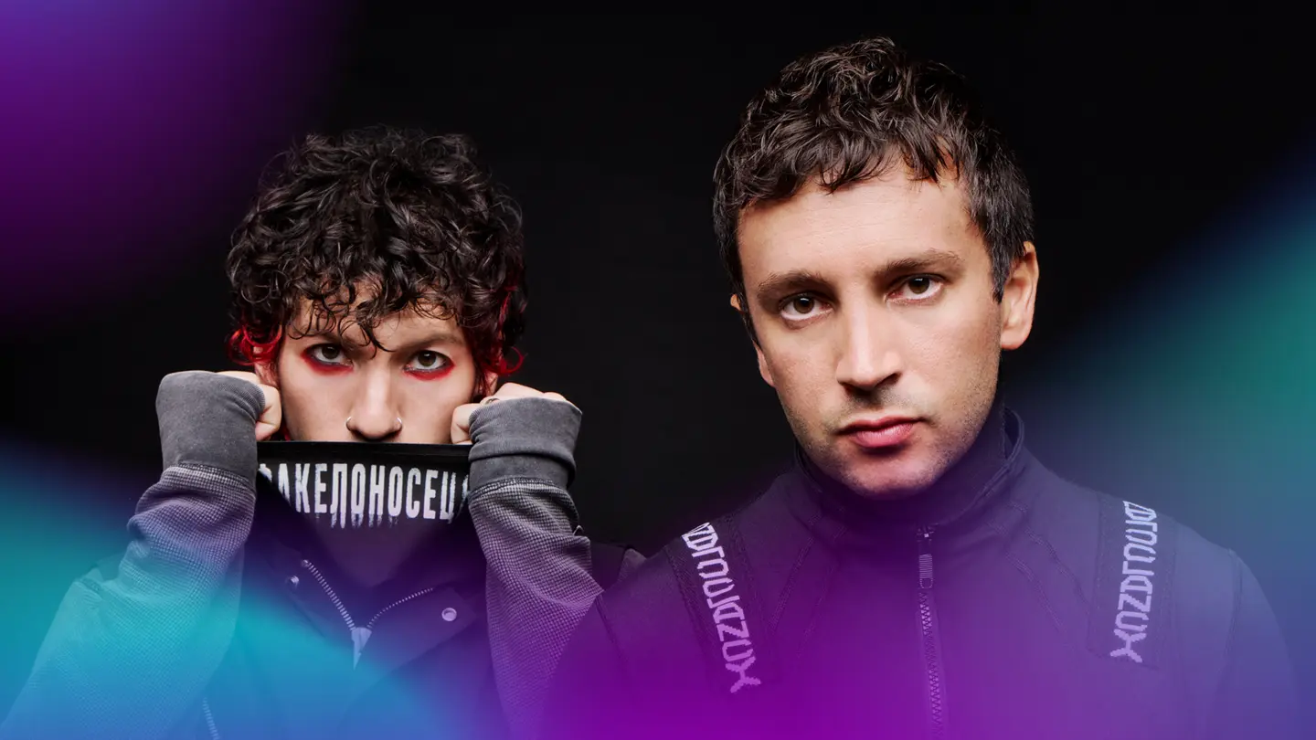 Tyler Joseph e Josh Dun, integrantes do Twenty One Pilots, em fotografia editorial